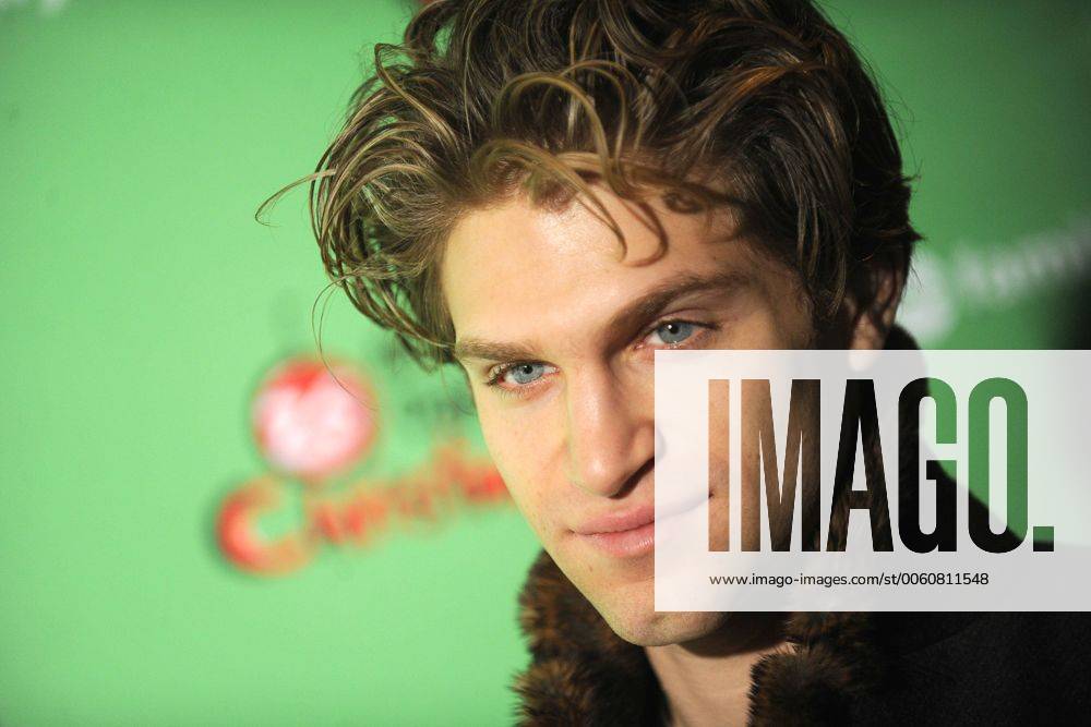 Keegan Allen beim 25 Days of Christmas Winter Wonderland Event im Rockefeller Center. New York, 08.12.2013 Foto:xD.Tinex xFuturexImage