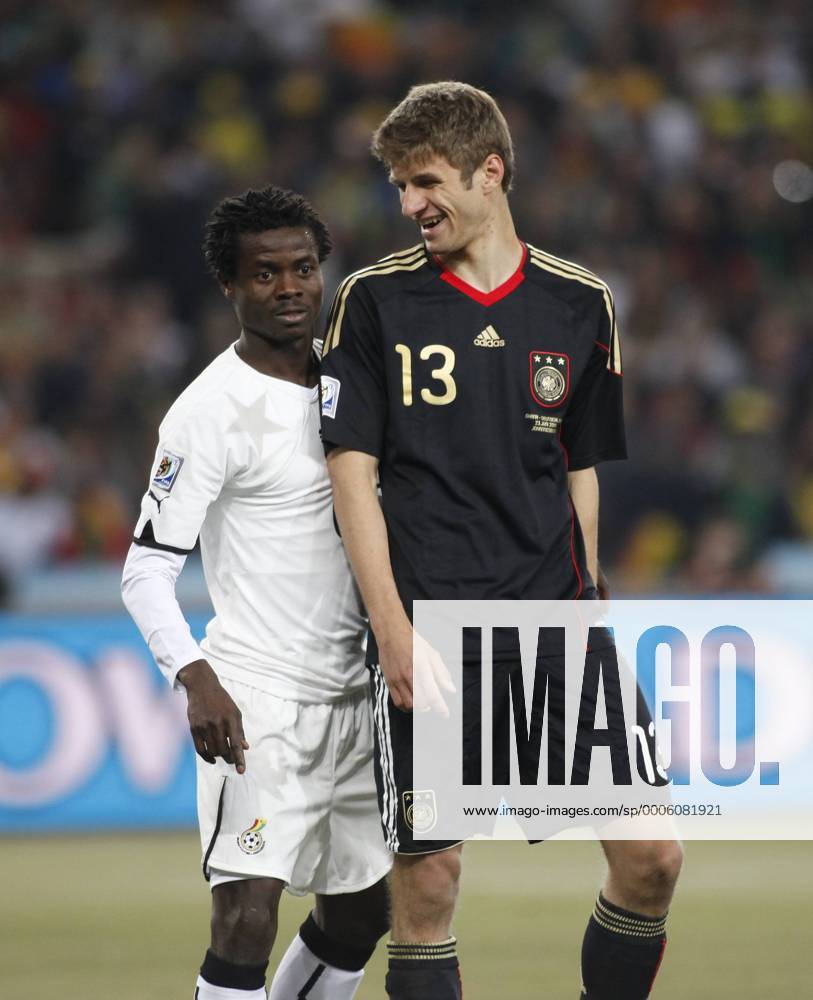Fussball FIFA Weltmeisterschaft 2010 Johannesburg () 23.06.2010, Ghana (weiß) - Deutschland (schwarz) 0:1 --- Thomas MUELLER (Deutschland, No.13) Anthony ANNAN (Ghana, No. 06)