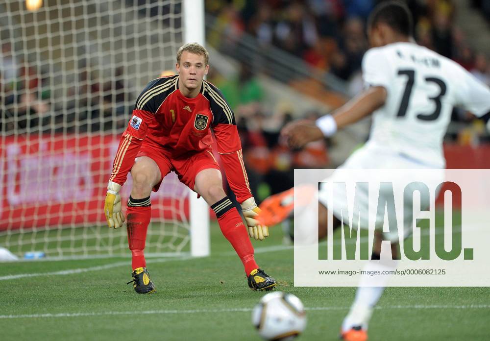 FUSSBALL WM 2010 VORRUNDE Gruppe D 23.06.2010 Ghana - Deutschland,, Manuel NEUER (li, Deutschland) gegen Andre AYEW (re, Ghana) Dede