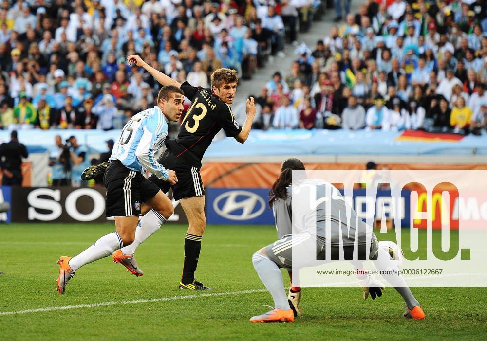 2010 FIFA World Cup - QuarterFinal - Argentina vs. Germany Thomas Müller of Germany (C) scores the opening goal against Nicolas Otamendi and goalkeeper Sergio Romero of Argentina at Green Point Stadium, Cape Town - Serie 3 3 o0 Tor