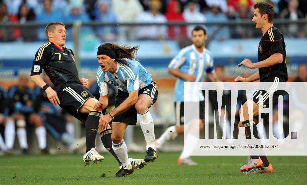 Martin Demichelis of Argentina (C) vies with Bastian Schweinsteiger (L) and Miroslav Klose of Germany during their 2010 World Cup quarterfinal soccer match at Green Point stadium in Cape Town on July 3, 2010. o0 Kampf Härte Foulspiel, gefoult