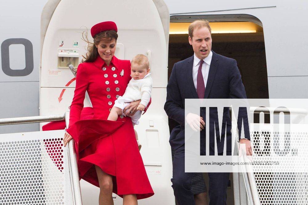(140407) -- WELLINGTON, April 7, 2014 (Xinhua) -- Britain s Prince William, his wife Catherine, Duchess of Cambridge, and their son Prince George arrive in Wellington April 7, 2014. The royal couple began a 10-day visit to New Zealand on Monday. (Xinhua SNPA David Rowland) NEW ZEALAND-WELLINGTON-BRITISH PRINCE WILLIAM-VISIT