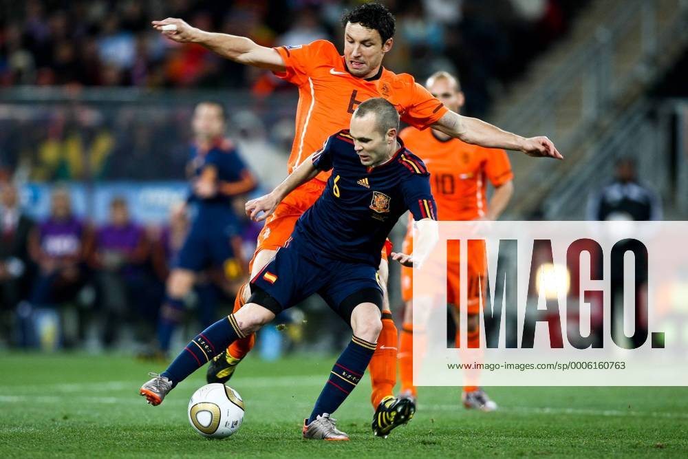 Andres INIESTA (ESP r.) vs Mark VAN BOMMEL (NED) - Niederlande vs Spanien - - 11 07 2010. x(3)xCaetanoxBarreirax xFotoarenax (1163)