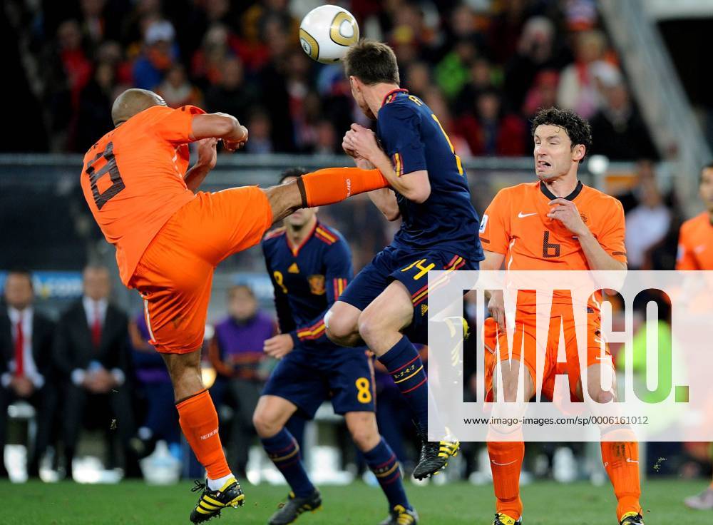Böser Tritt von Nigel De Jong (NED li.) vs Xabi Alonso (ESP) - - Finale - Soccer City Stadium, Johannesburg - NED vs ESP giorgioxperottino Foulspiel, gefoult, Härte, Kampf, Tritt brutal Brutalität