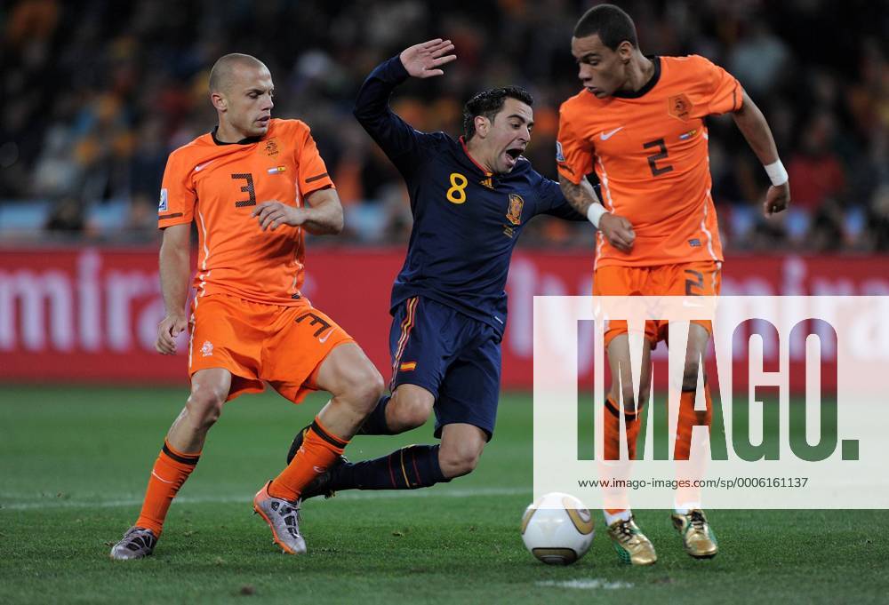 FUSSBALL WM 2010 FINALE 11.07.2010 Holland - Spanien John HEITINGA (li, Holland) und Gregory VAN DER WIEL (re, beide Holland) gegen XAVI Hernandez (Mitte, Spanien) o0 Johnny, Foulspiel, gefoult, Strafraum