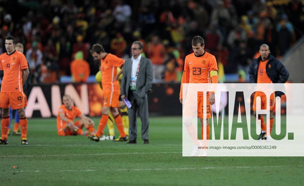 FUSSBALL WM 2010 FINALE 11.07.2010 Holland - Spanien Rafael VAN DER VAART (2. v.r. Holland) nach dem Abpfiff enttäuscht