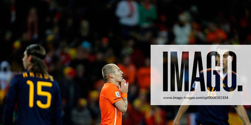 Arjen Robben (C) of the Netherlands reacts during the World Cup final against Spain at Soccer City stadium in Johannesburg o0 Enttäuschung,