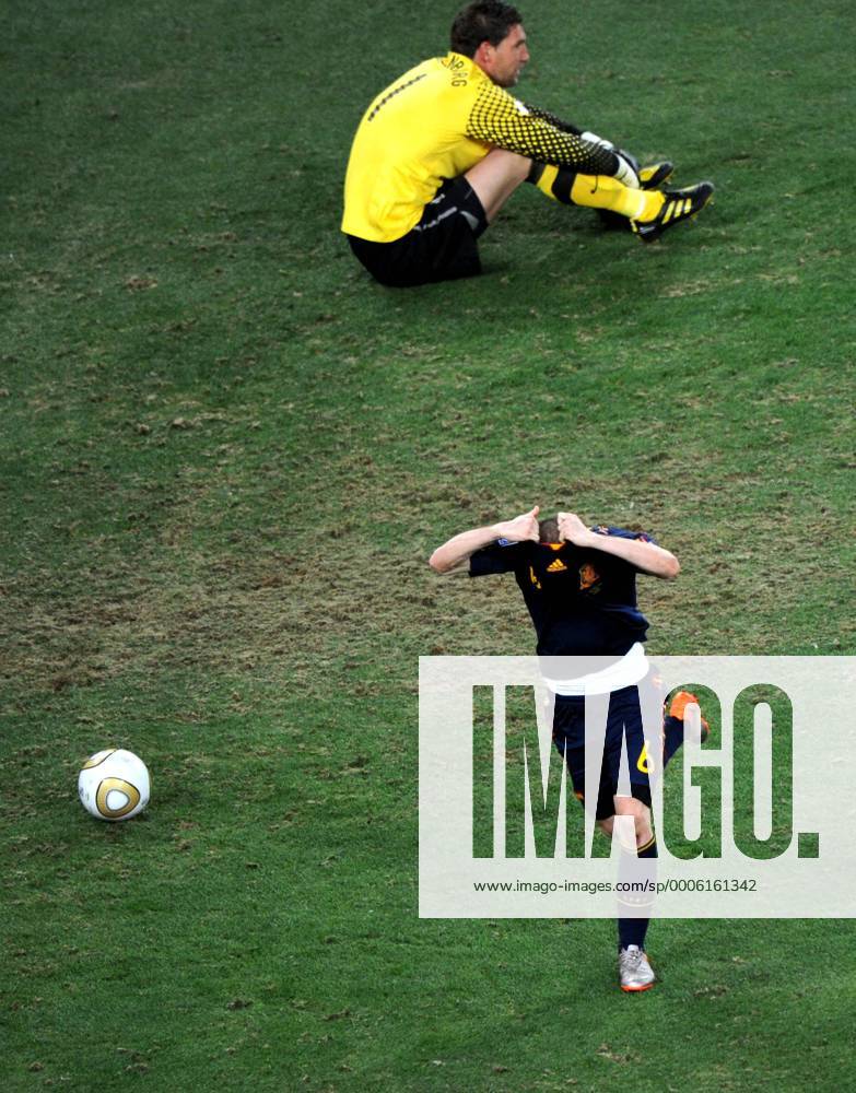Andres Iniesta (Front) of Spain celebrates his goal after scoring against goalkeeper Maarten Stekelenburg of Netherlands during the World Cup final against the Netherlands at Soccer City stadium in Johannesburg o0 Jubel, Freude, Freud und Leid