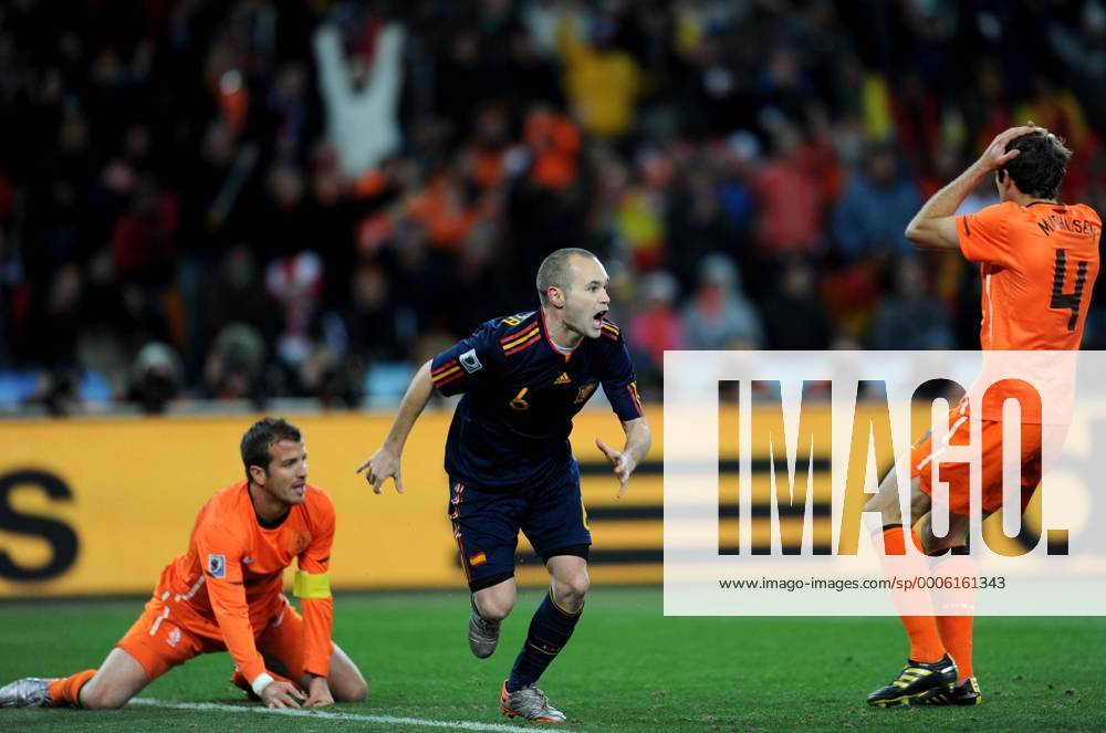 Andres Iniesta (C) of Spain celebrates his goal next to Rafael van der Vaart (L) and Joris Mathijsen (R) of Netherlands during the World Cup final against the Netherlands at Soccer City stadium in Johannesburg o0 Jubel, Freude, Freud und Leid