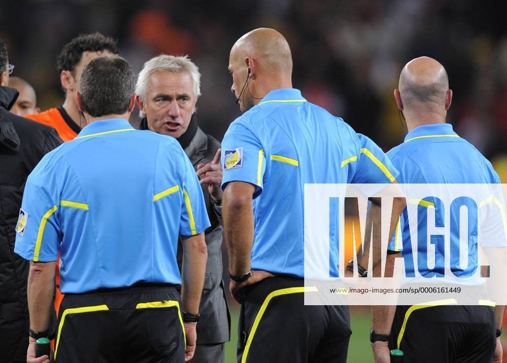 Bert Van Marwijk (C), coach of Netherlands confronts referee Howard Webb and his assistants Darren Cann (L) and Michael Mullarkey (England) FIFA World Cup 2010 Final Netherlands v Spain 11th July, 2010 . o0 Nationaltrainer, reklamieren, beschweren, meckern, Spannung,