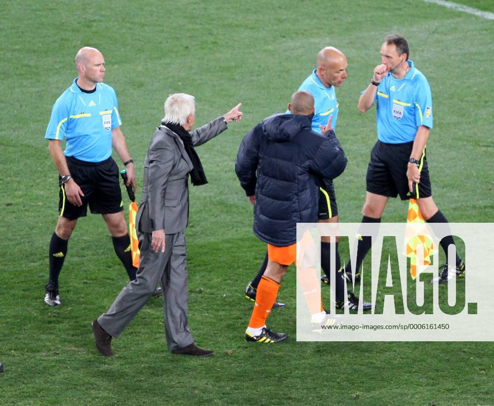 Bert Van Marwijk (C), coach of Netherlands and Nigel de Jong of Netherlands confront referee Howard Webb (2nd R) and his assistants Michael Mullarkey (L) and Darren Cann (England) FIFA World Cup 2010 Final Netherlands v Spain 11th July, 2010 . o0 Nationaltrainer, reklamieren, beschweren, meckern, Spannung,