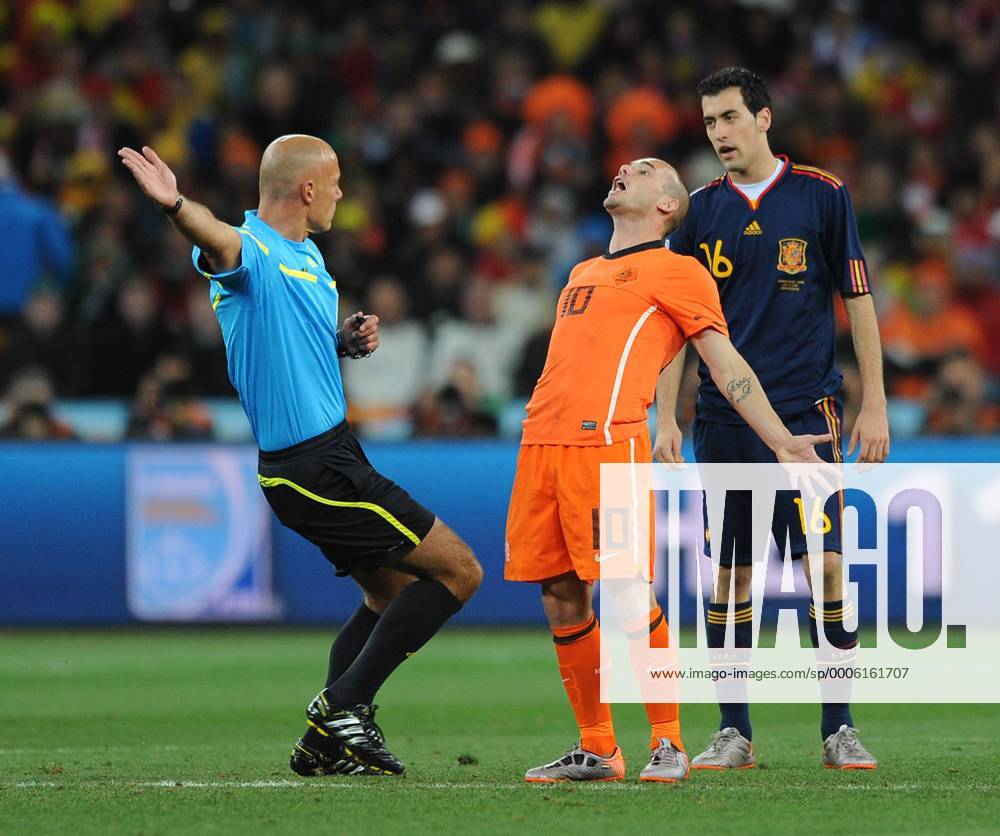 Wesley Sneijder of Holland appeals against a decision by referee Howard Webb (England), NED (orange) - ESP (blue) JOH20100711014