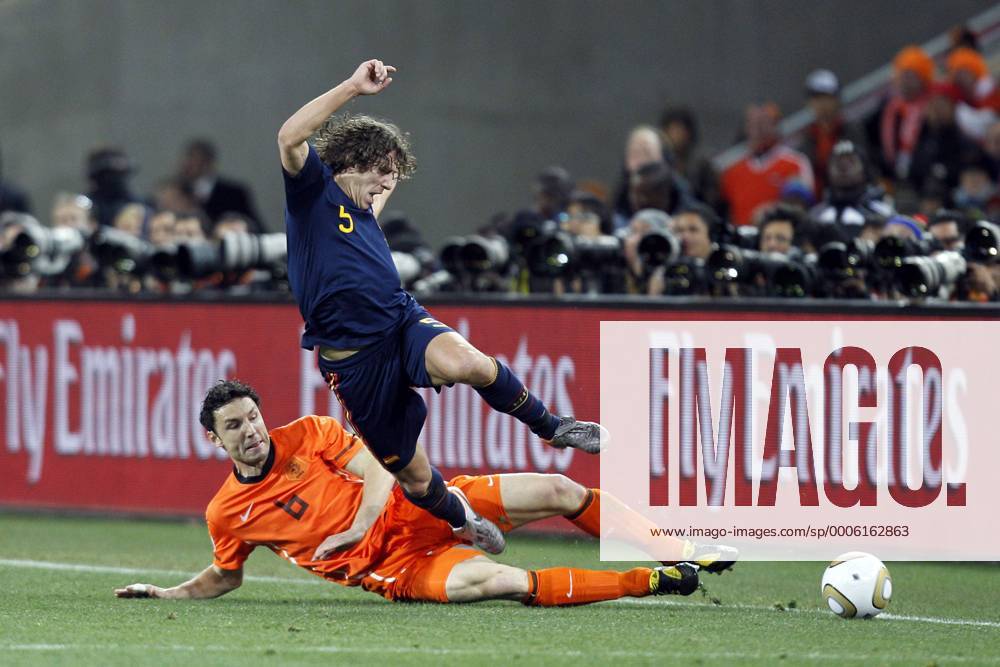 Niederlande - Spanien, Mark van Bommel (li., NED) gegen Carles Puyol --