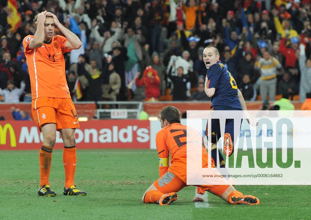 Football - World Cup Finals 2010 Spain v Netherlands ( orange ) 11 07 2010 Final: Andres Iniesta (Spain) celebrates scoring the winning goal in extra time, as Joris Mathijsen (4) and Rafael van der Vaart show their despair. o0 Jubel Freude Freud und Leid