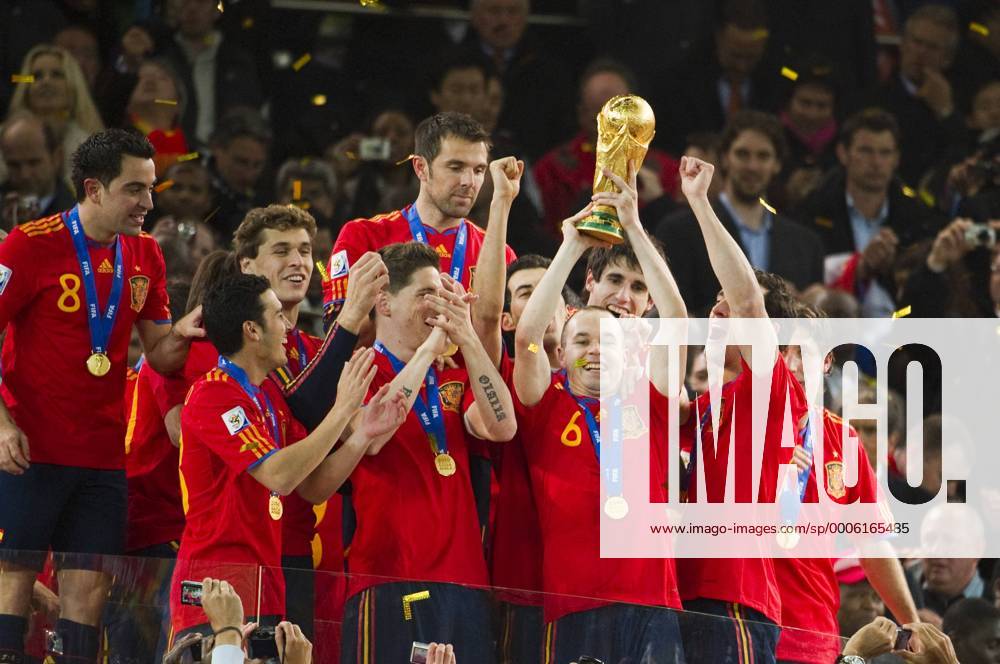 Andras Iniesta (ESP), JULY 11, 2010 - Football : Andras Iniesta of Spain celebrates during the 2010 FIFA World Cup South Africa Final match between Netherlands 0-1 Spain at Soccer City stadium in Johannesburg (013820) o0 Siegerehrung Pokal Trophäe Objekte Jubel, Freude Medaille, Goldmedaille