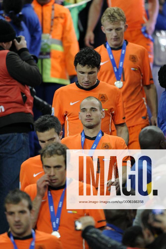 Johannesburg - FIFA World Cup 2010 - Finale - Holland (orange) vs Spain (blue) 0:1 n.V. --- Enttäuschung bei Holland, v.hi.: Dirk Kuyt, Mark van Bommel und Wesley Sneijder o0 Siegerehrung