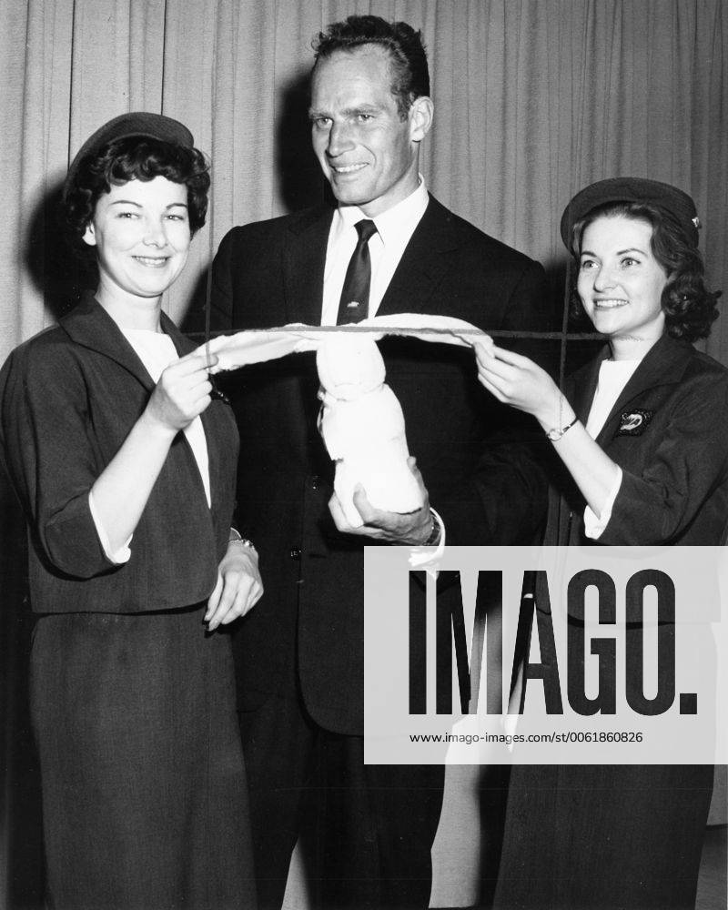 Mar. 31, 1961 - Madrid, Spain - Actor CHARLTON HESTON known for his religious roles in Ben-Hur and The Ten Commandments , pictured with TWA hostesses, ANN HENSHAW and JULIA BOEHNING, after his arrival from Madrid. Madrid Spain - ZUMAk09
