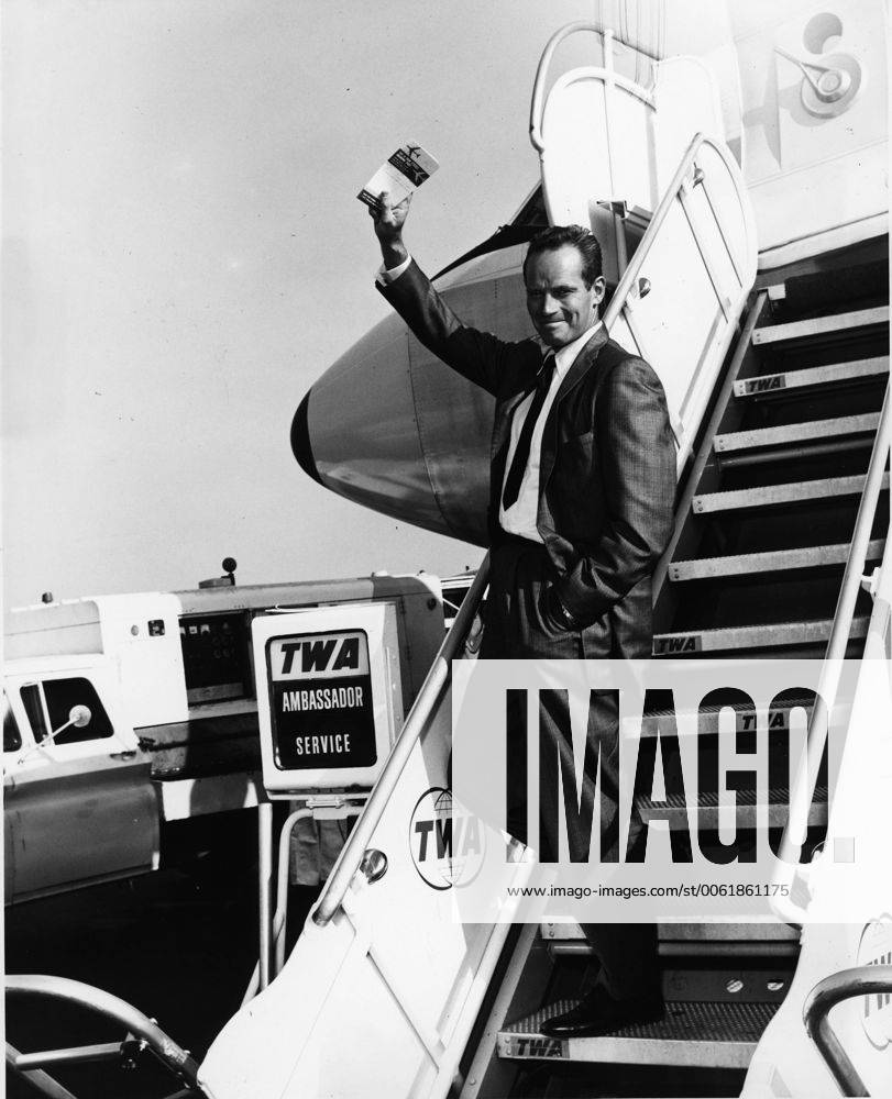 Sep. 28, 1961 - New York, NY, U.S. - Actor CHARLTON HESTON known for his religious roles in Ben-Hur and The Ten Commandments , arriving in New York for the taping of the tv special, Old Fashion Thankgiving New York United States of America - ZUMAk09