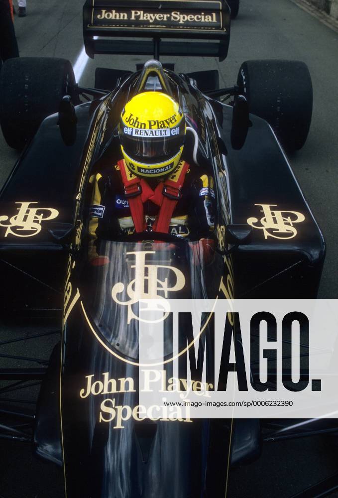 Ayrton Senna (Brasilien Lotus Renault) im Cockpit seines Boliden