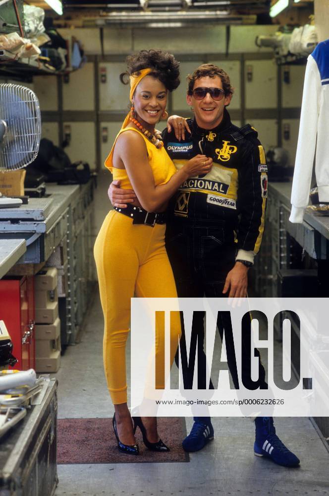 Ayrton Senna (Brasilien Lotus Renault) mit einem Boxengirl