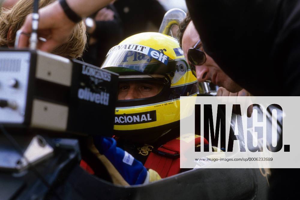 Ayrton Senna (Brasilien Lotus Renault) im Cockpit seines Boliden mit dem Zeitenmonitor