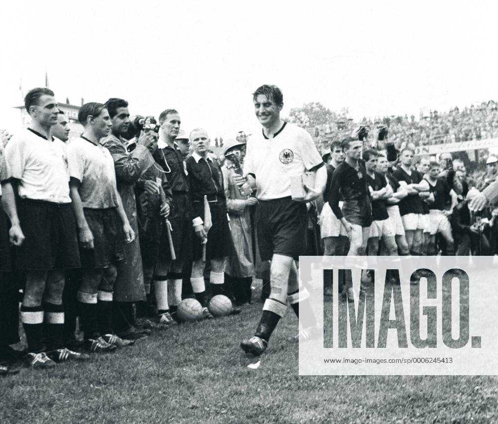 WM 1954, BR Deutschland ist Fußball-Weltmeister, Fassungslos vor Freude kehrt Fritz Walter nach Überreichung des Coupe Jules Rimet zu seinen Mannschaftskameraden zurück, v.li.: Karl Mai und Max Morlock; zudem Schiedsrichter William Ling (England) sowie seine Linienrichter Benjamin Griffith (Wales) und Vincenzo Orlandini (Italien) o0 Sieg Pokal Trophäe Objekte Ungarn Jubel Freude