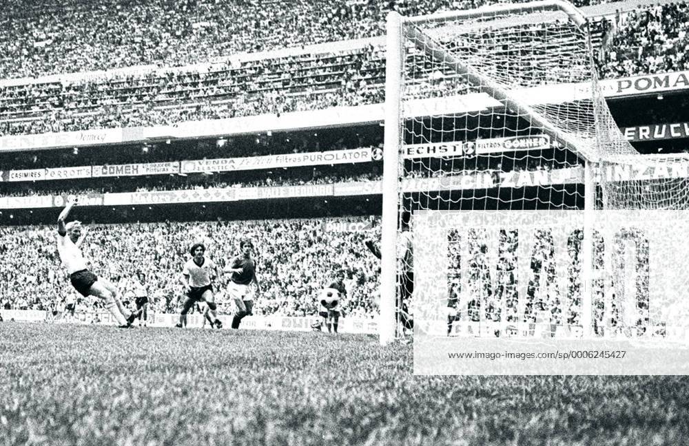 WM 1970, Halbfinale, BR Deutschland vs. Italien 3:4 n.V. - Karl Heinz Schnellinger (BRD) erzielt kurz vor Ende der regulären Spielzeit das 1:1 gegen Torwart Enrico Albertosi (Italien) krux o0 Karlheinz Tor Totale Geschichte Fußballgeschichte Zuschauer