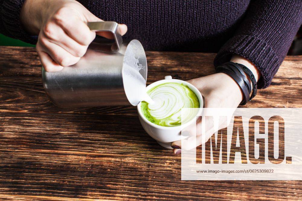 Process of pouring milk in matcha tea cup. Process of pouring milk in matcha tea cup for make latte art. Close up hands ,model released, Symbolfoto; Prozess des einschenkend Milch in matcha Tee Tasse Prozess des einschenkend Milch in matcha Tee Tasse für machen latte Kunst schließen Aufwärts Hände ,model released, Symbolfoto ING_33849_24560 RECORD DATE NOT STATED