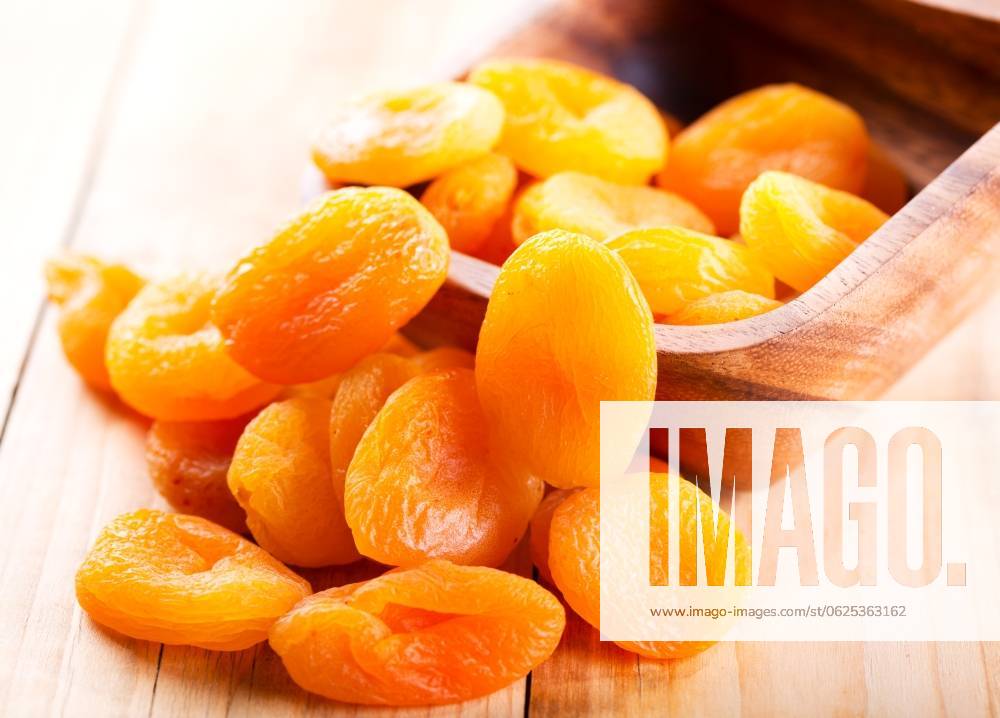 Dried apricots on wooden table ,model released, Symbolfoto; getrocknet Aprikosen am hölzern Tisch ,model released, Symbolfoto ING_36820_00717