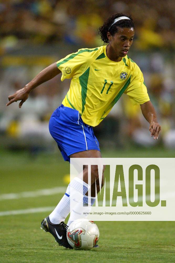 Ronaldinho (Brasilien) am Ball Fußball WM Herren Weltmeisterschaft 2002, Länderspiel, Achtelfinale, Nationalmannschaft, Nationalteam, Nationaltrikot Einzelbild Kobe Dynamik,
