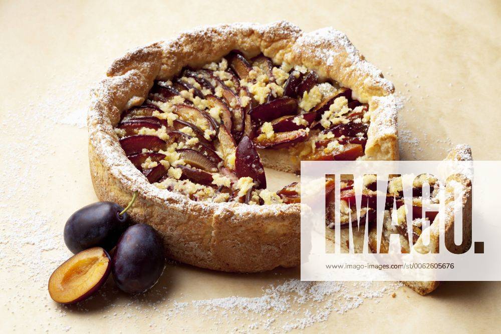 IMAGO Creative, Herbst, Food, Pflaumenkuchen Plum cake on baking paper, studio shot CSF020147