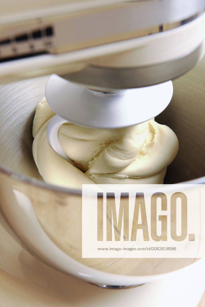IMAGO Creative: Haushaltsgeräte - Küchenmaschine Kitchen machine kneading pasta dough for home-made tortelloni IPF000073