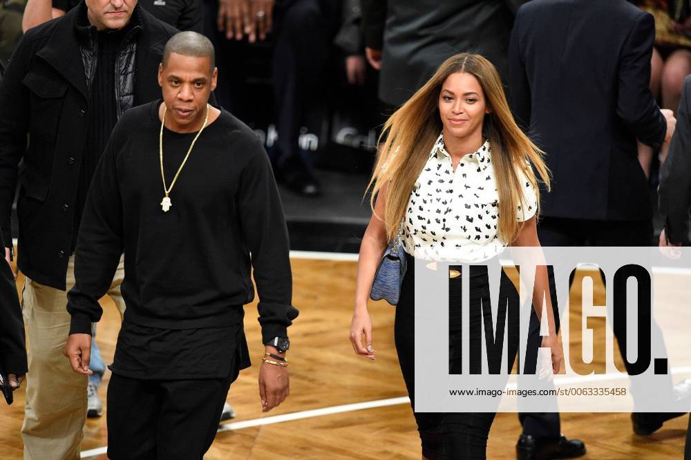 Jay-Z und Beyonce veröffentlichen unangekündigt gemeinsames Album Jay Z and Beyonce walk back to their seats Brooklyn Nets play the Cleveland Cavaliers at Barclays Center in New York City on December 8, 2014. NYP20141209122
