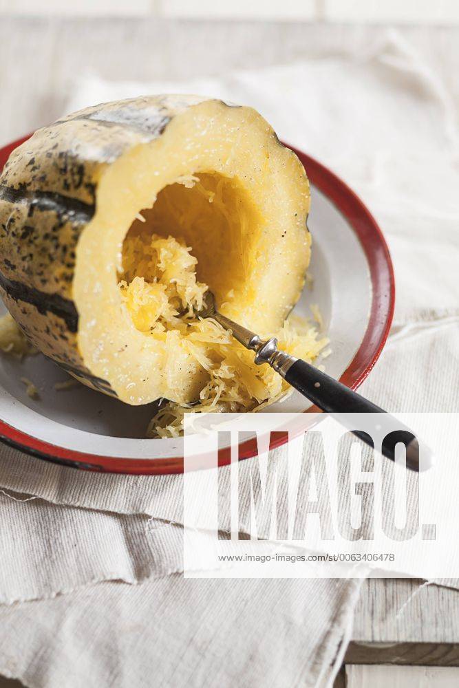 Striped organic spaghetti-squash), baked, with fork, studio SBDF001460
