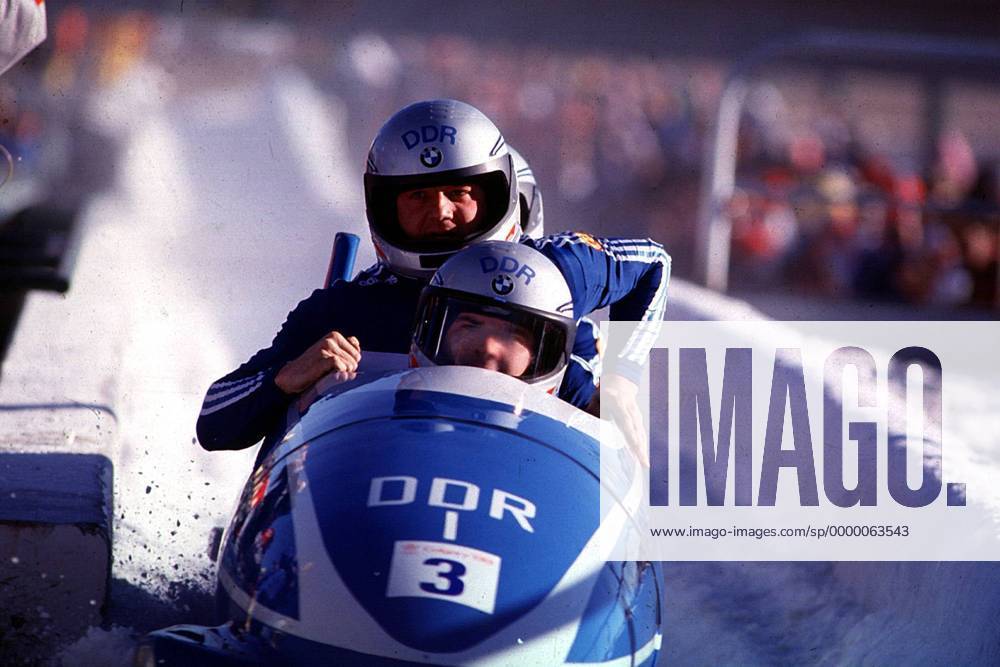 Der Bob von Pilot Wolfgang Hoppe (DDR) im Ziel Bobsport OS Winter Herren Olympische Spiele 1988, Olympia, Winterspiele, Olympiade, Vierer, Viererbob, Bobfahren Einzelbild Calgary Dynamik,
