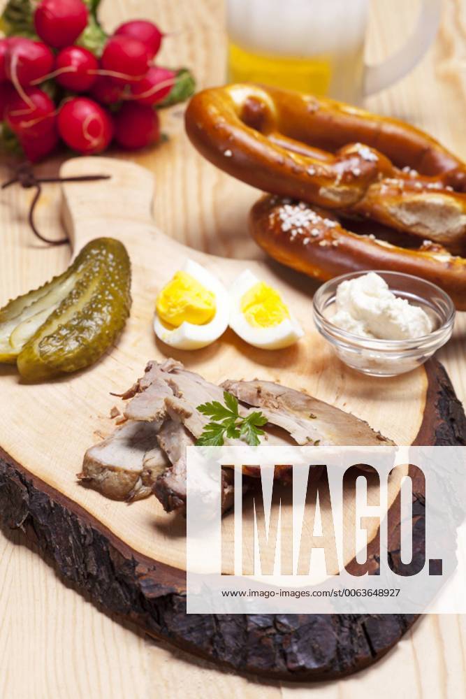 IMAGO Creative, Food, Brotzeit kalter Schweinebraten in Scheiben 1035301824