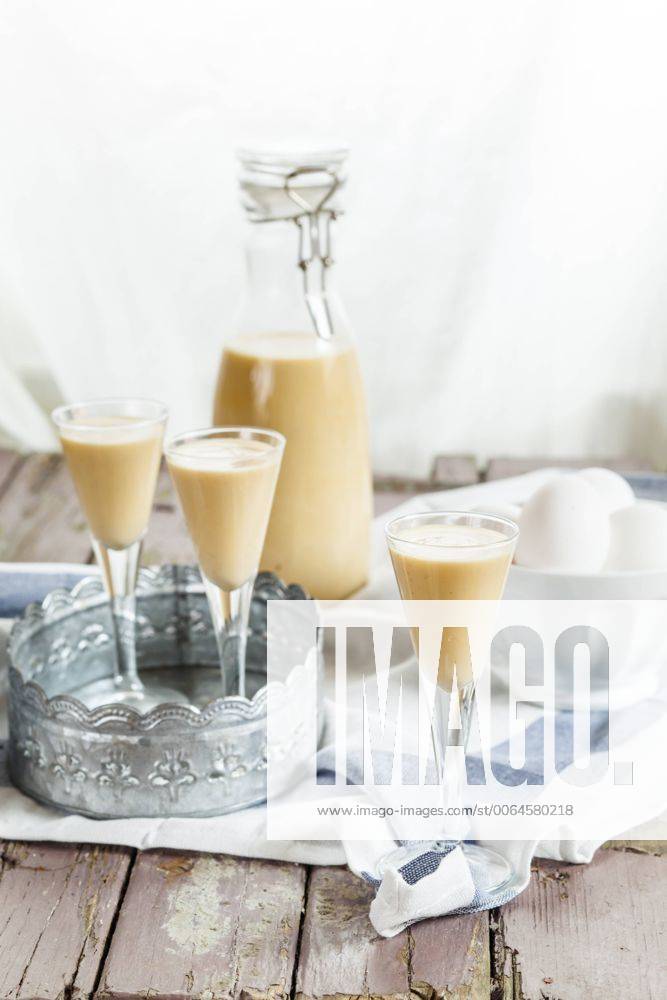 Homemade egg liqueur SBDF001769