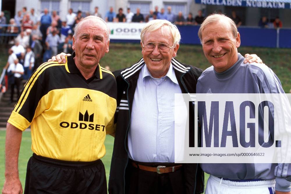 Trainerlegende Rudi Gutendorf (Mitte), Horst Eckel (li.) und Torwart Wolfgang Kleff (alle Deutschland) - im Benefizteam der oddset LottoElf unterwegs für die gute Sache Fußball Herren Benefizspiel 2002, Benefiz, Traditionsteam, Traditionsmannschaft, Benefizteam, Senioren, Vdia Gruppe Koblenz