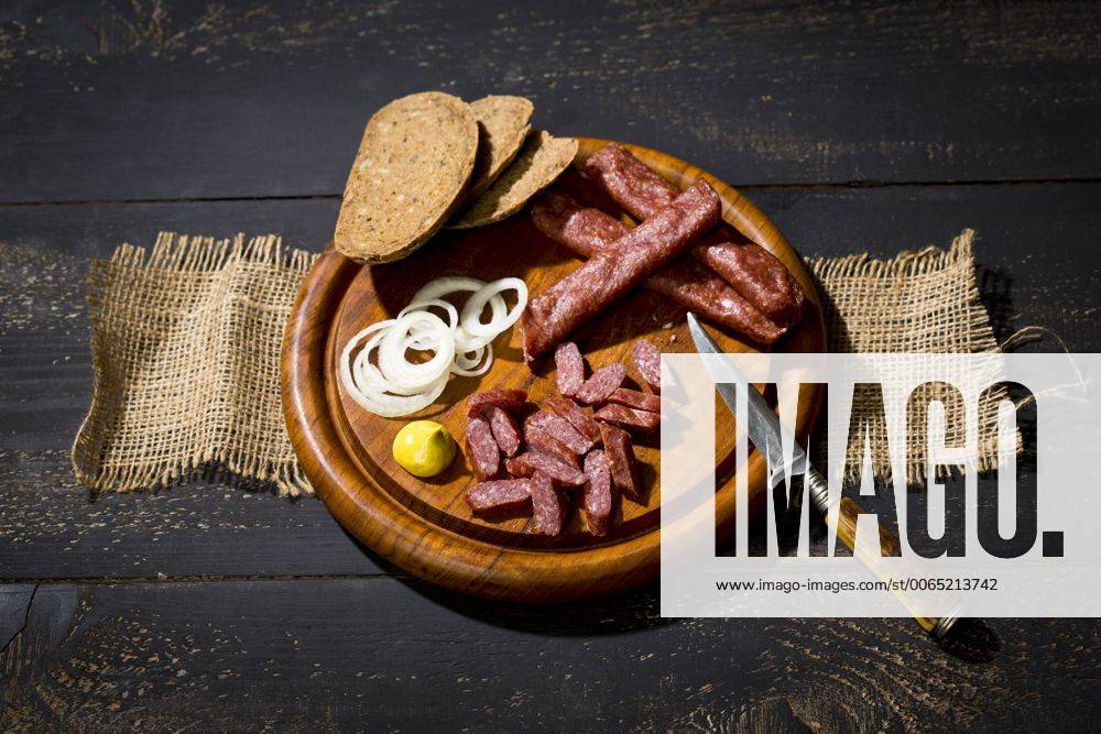 IMAGO Creative, Food, Brotzeit Landjaeger sausage, onion rings, mustard and bread MAEF010749