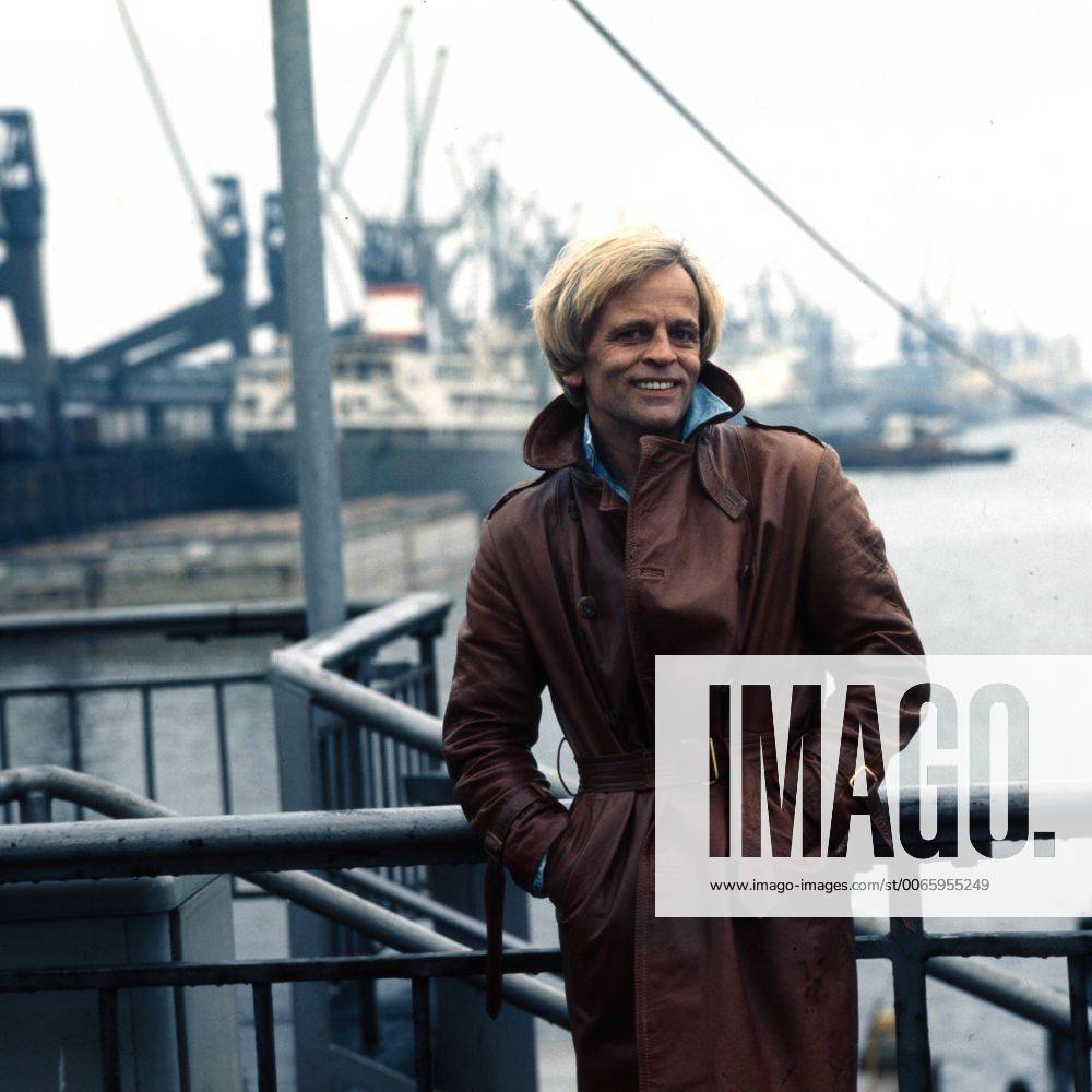 Der deutsche Schauspieler Klaus Kinski bei einem Fotoshooting im Hafen von Hamburg im März 1975. German actor Klaus Kinski at a photocall at Hamburg harbor, March 1975.