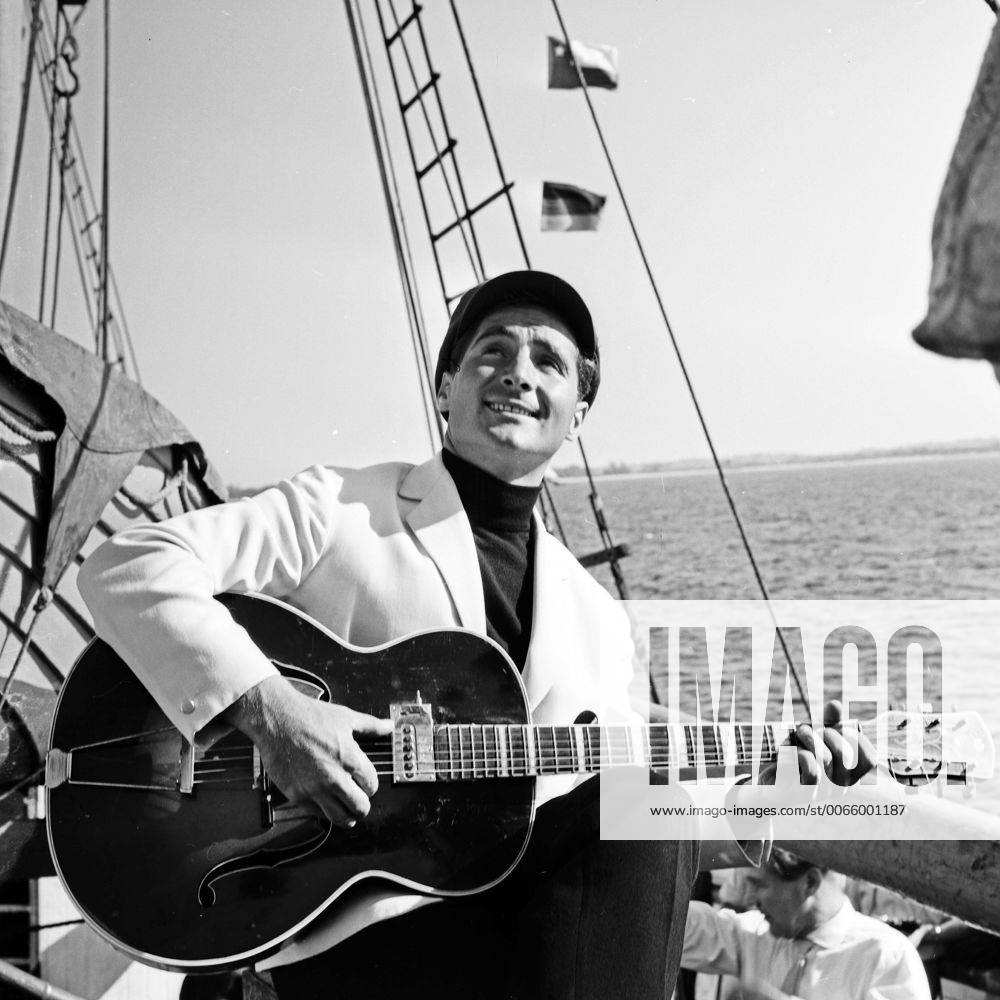 Der deutsche Sänger Freddy Quinn singt auf dem Polydor Schiff Heimweh , Deutschland 1950er Jahre. German singer Freddy Quinn singing on the Polydor ship Heimweh , Deutschland 1950s.