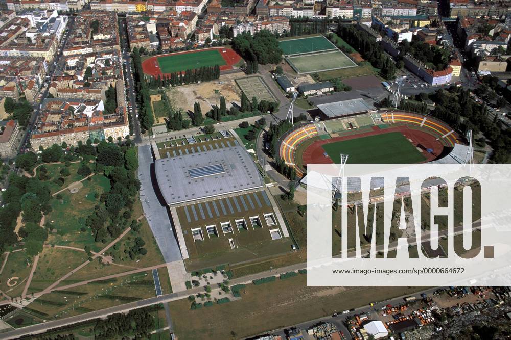 Der Friedrich-Ludwig-Jahn-Sportpark mit der Max-Schmeling-Halle, daneben der Mauerpark (li.) American Football Herren NFL Europe 2002, Berlin Thunder, ALBA Berlin, Multifunktionshalle, Mehrzweckhalle Totale Jahnsportpark Berlin, Basketball, Prenzlauer Berg