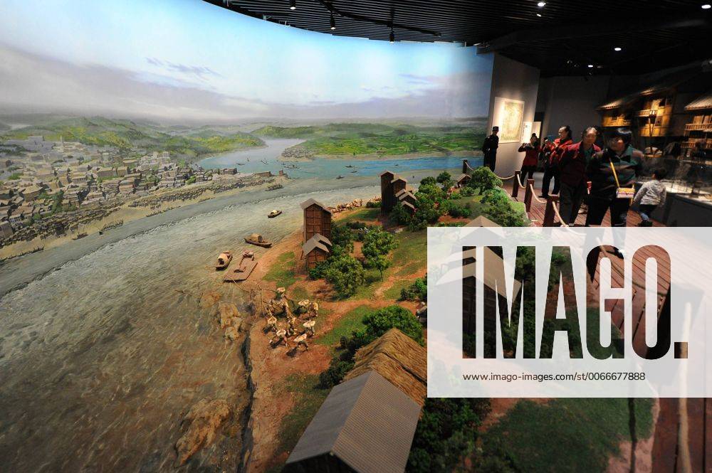 (151109) -- CHONGQING, Nov. 9, 2015 -- Visitors are seen in the new venue of Chongqing Museum of Natural History in southwest China s Chongqing Municipality, Nov. 9, 2015. With an investment of nearly 400 million yuan (around 63 million US dollars), the new venue of Chongqing Museum of Natural History opened to the public on Monday. The universal museum contains more than 110,000 exhibits, covering the fields of astronomy, geography and biology. ) (zhs) CHINA-CHONGQING-MUSEUM-NATURE (CN) TangxYi