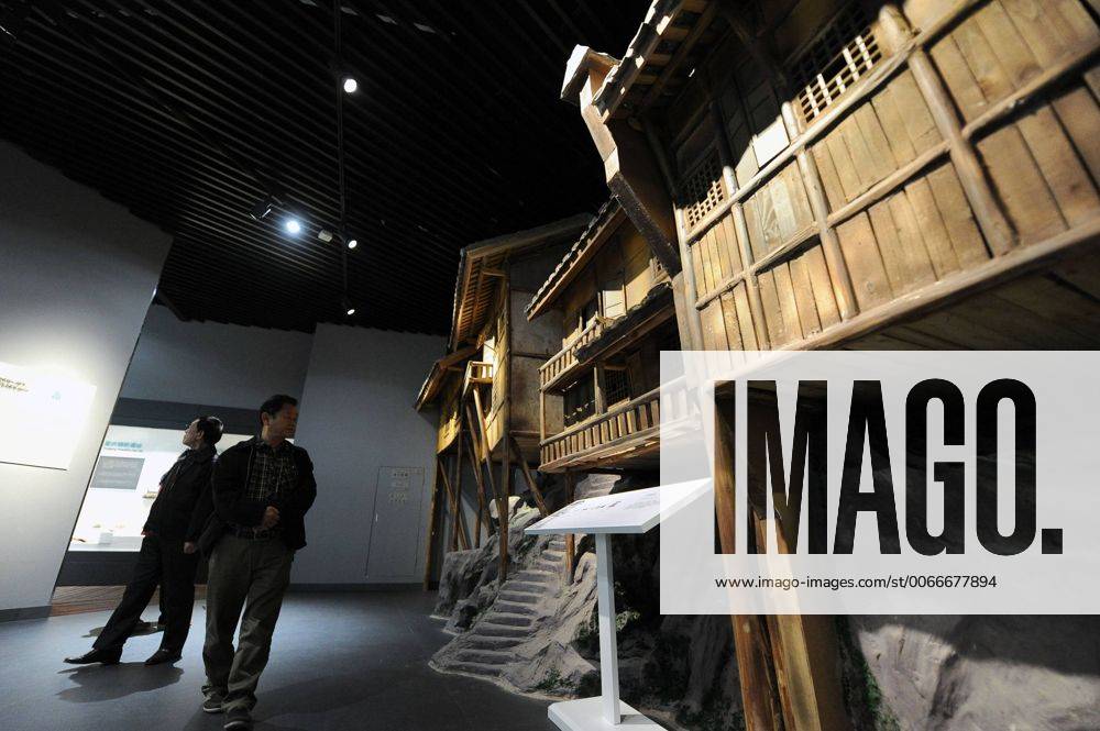 (151109) -- CHONGQING, Nov. 9, 2015 -- Visitors watch the model of a traditional local house in the new venue of Chongqing Museum of Natural History in southwest China s Chongqing Municipality, Nov. 9, 2015. With an investment of nearly 400 million yuan (around 63 million US dollars), the new venue of Chongqing Museum of Natural History opened to the public on Monday. The universal museum contains more than 110,000 exhibits, covering the fields of astronomy, geography and biology. ) (zhs) CHINA-CHONGQING-MUSEUM-NATURE (CN) TangxYi