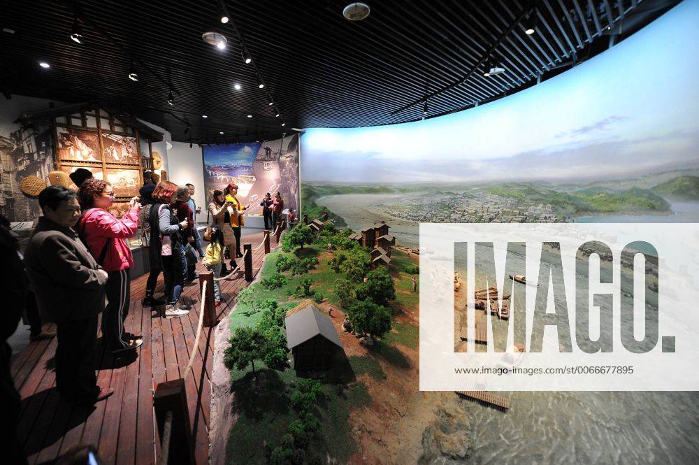 (151109) -- CHONGQING, Nov. 9, 2015 -- Visitors are seen in the new venue of Chongqing Museum of Natural History in southwest China s Chongqing Municipality, Nov. 9, 2015. With an investment of nearly 400 million yuan (around 63 million US dollars), the new venue of Chongqing Museum of Natural History opened to the public on Monday. The universal museum contains more than 110,000 exhibits, covering the fields of astronomy, geography and biology. ) (zhs) CHINA-CHONGQING-MUSEUM-NATURE (CN) TangxYi