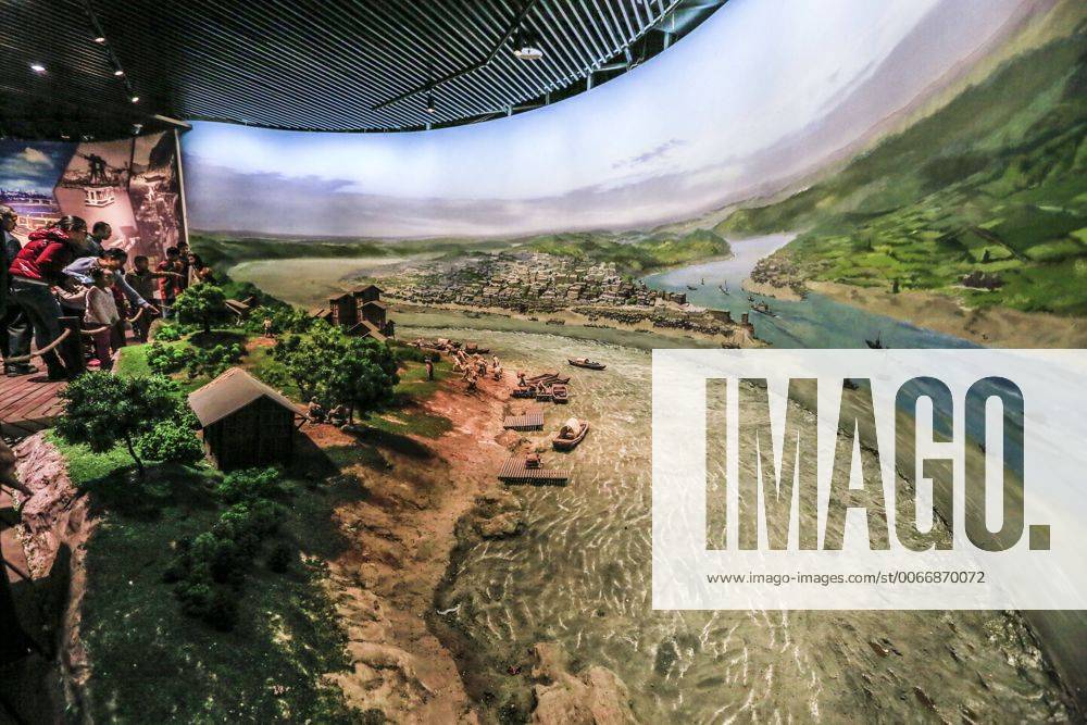 CHONGQING -- People visit the new Chongqing Museum of Natural History in Chongqing, southwest China, Nov. 15, 2015. The new Chongqing Museum of Natural History, the second largest natural museum in China, reopened on Nov. 9, 2015. ) (zwx) CHINA-CHONGQING-MUSEUM OF NATURAL HISTORY-REOPENING(CN) QinxTingfu