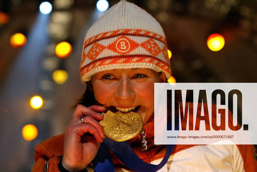 Olympiasiegerin Claudia Pechstein (Deutschland) beißt auf ihre Goldmedaille Eisschnellauf OS Winter Damen Olympische Winterspiele 2002, Olympia, Olympiade, Spiele, Eisschnelllaufen, Eisschnellaufen Einzelbild Salt Lake City Utah Freude,