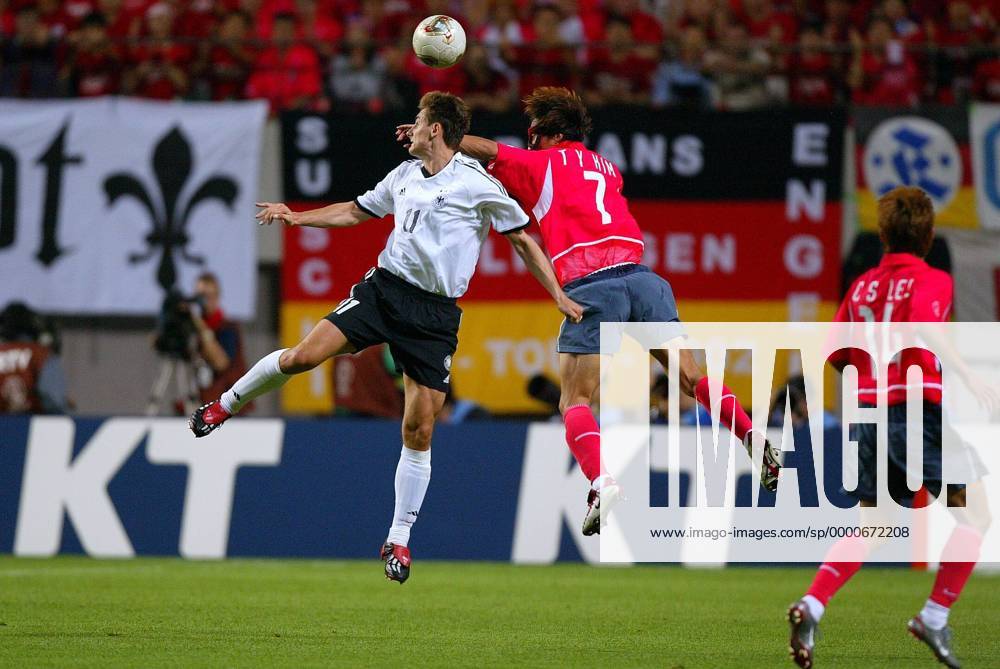 Miroslav Klose (Deutschland, li.) gegen Kim Tae-Young (Südkorea) Fußball WM Herren Weltmeisterschaft 2002, Länderspiel, Halbfinale, Nationalmannschaft, Nationalteam, Nationaltrikot, Gruppe Seoul Dynamik