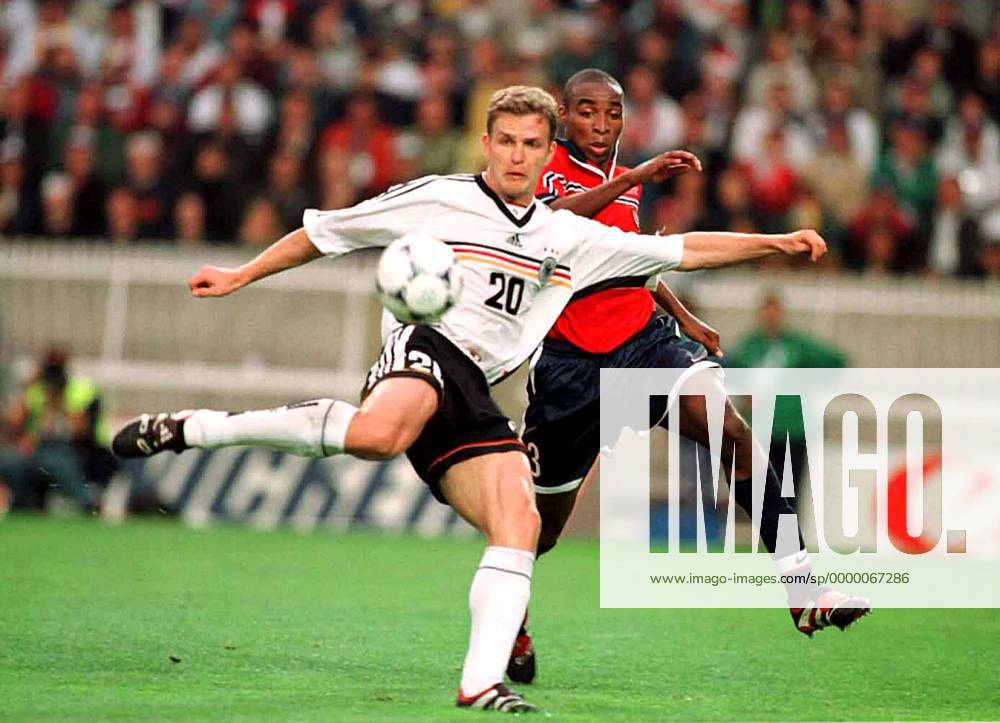 Oliver Bierhoff holt zum Torschuß aus, Pope kann nicht mehr eingreifen Fußball WM Herren Weltmeisterschaft 1998, Vorrunde, Gruppe F, Nationalmannschaft, Länderspiel, Deutschland - USA 2:0 Gruppe Prinzenparkstadion Paris, Prinzenpark Abwehr, Dynamik, Kampf,
