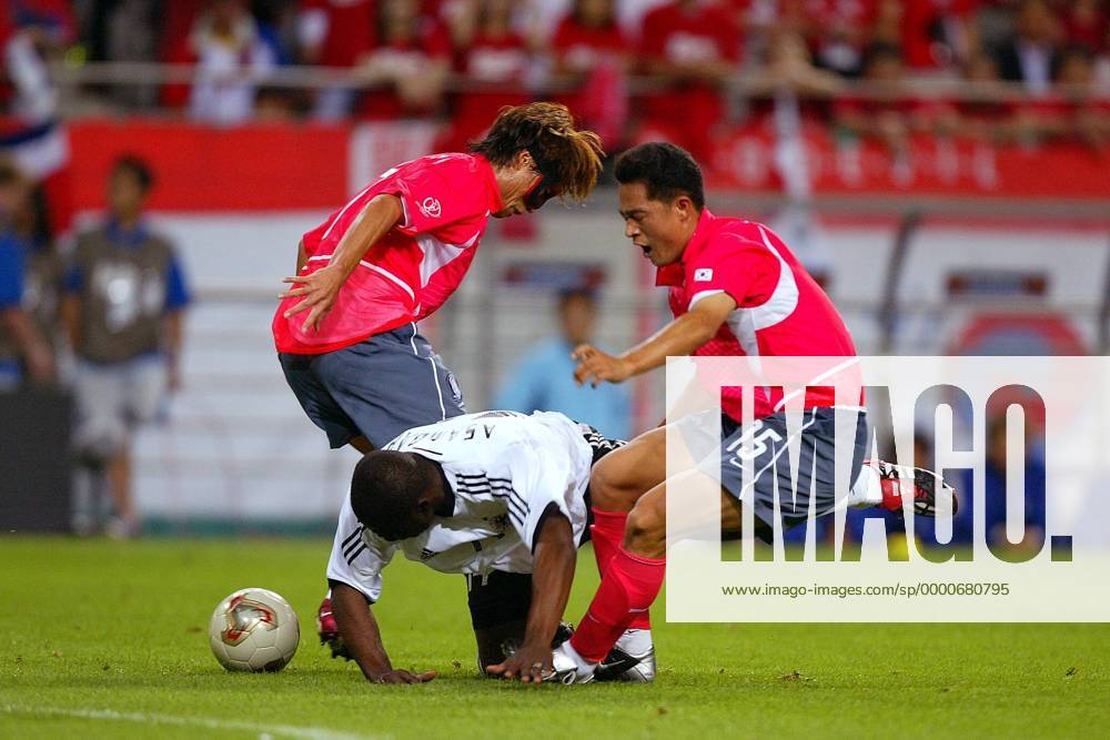 Gerald Asamoah (Mitte, Deutschland) gegen Kim Tae-Young (li.) und Lee Min-Sung (beide Südkorea) Fußball WM Herren Weltmeisterschaft 2002, Länderspiel, Halbfinale, Nationalmannschaft, Nationalteam, Nationaltrikot Gruppe WorldCupStadium Seoul Dynamik, Kampf,